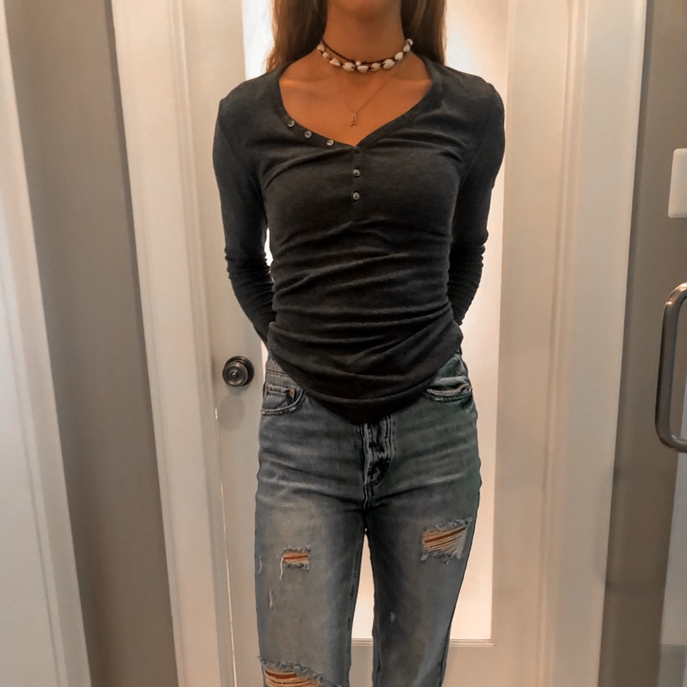 grey long sleeve v-neck gap shirt